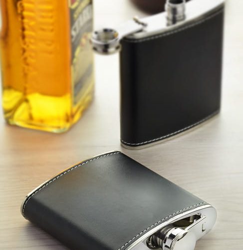 Prezent dla mężczyzny - personalizowana piersiówka z ekoskórą