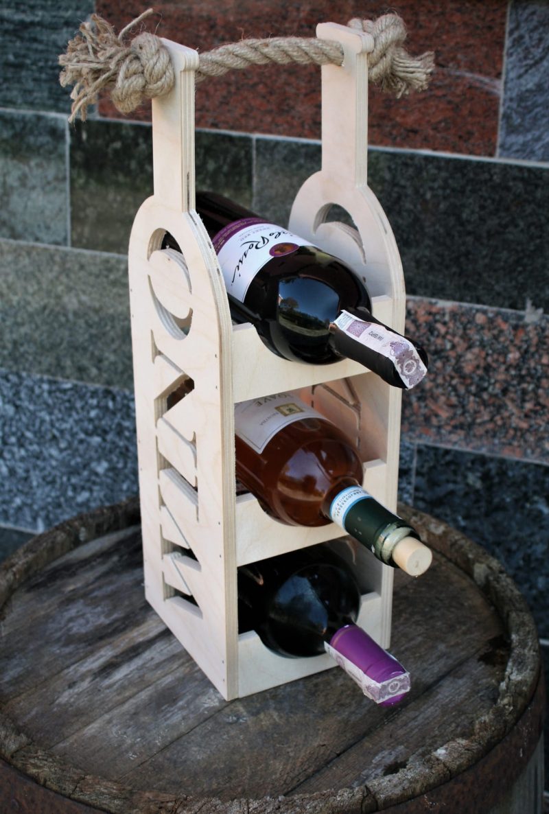 Drewniany stojak na trzy wina - z grawerem