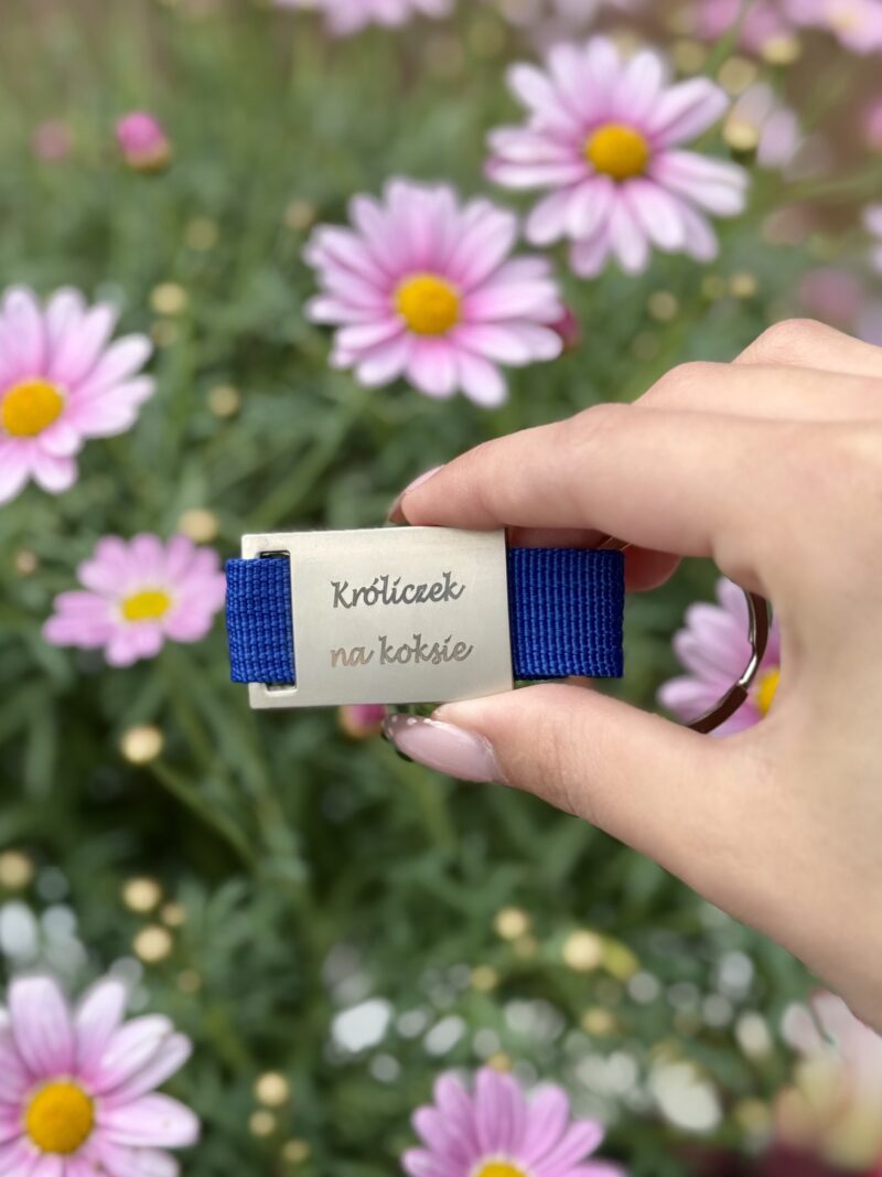 Brelok metalowy Courtly personalizowany z kolorową tasiemką - obrazek 3
