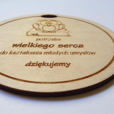 Medal drewniany z grawerem dla nauczyciela - obrazek 3