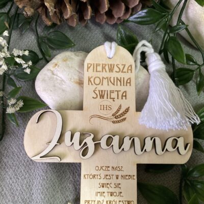 Drewniany Krzyż pamiątka I Komunii Św. personalizowany - obrazek 2