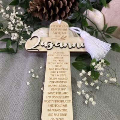 Drewniany Krzyż pamiątka I Komunii Św. personalizowany