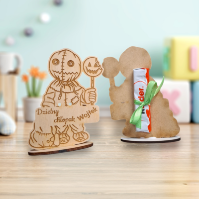 Statuetka Strachotek na Dzień Chłopaka z grawerem na czekoladkę kinder lub merci - obrazek 6