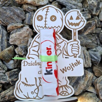 Statuetka Strachotek na Dzień Chłopaka z grawerem na czekoladkę kinder lub merci - obrazek 2