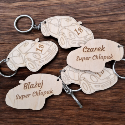 Drewniany Brelok Autko z Personalizowanym Grawerem 🚗 Idealny Prezent! 🎁