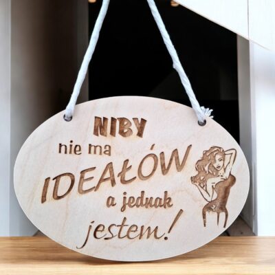 Zawieszka drewniana "Niby nie ma ideałów, a jednak jestem!